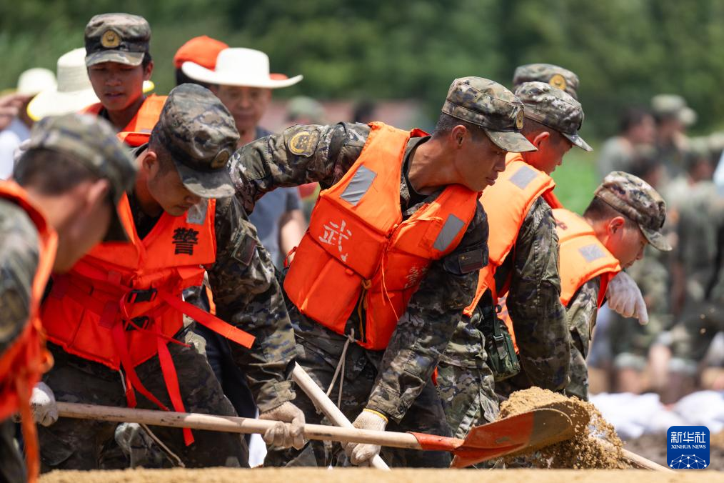 必威聚焦防汛抗洪｜湖南华容团洲垸“第二道防线”发生管涌险情(图1)