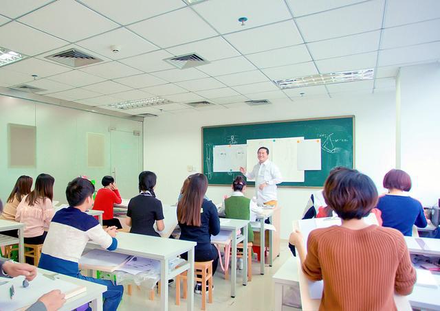 必威服装培训学校细说女生学服装设计专业好吗？(图2)