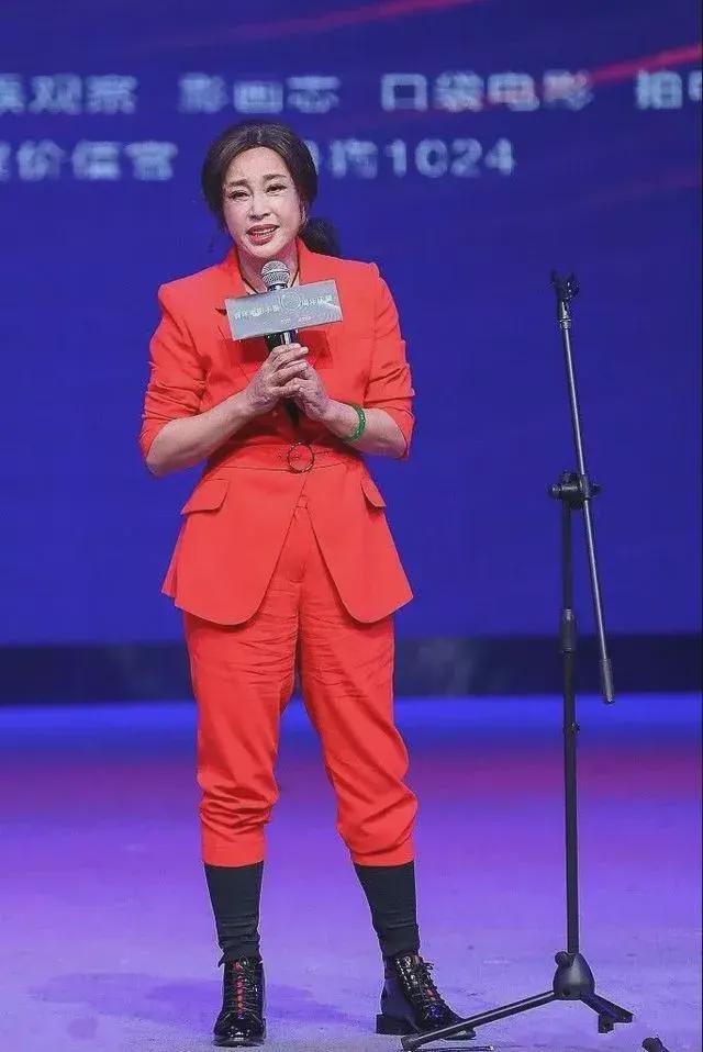 必威四位女神相聚刘晓庆假脸突出红中带贵岳红穿真丝衣服自信优雅(图3)