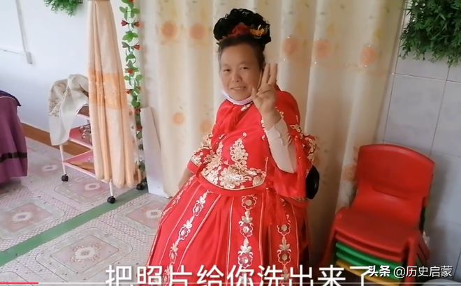 必威山东“婚纱姐”常年只穿婚纱不穿其他衣服！她的背后有何故事？(图8)