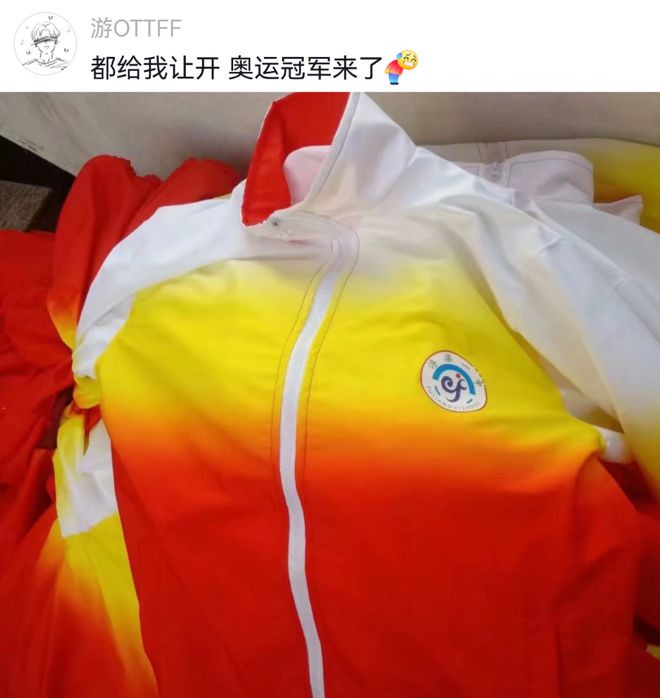 必威“好歹毒的校服”学校设计外卖员同款服装让孩子提前体验打工(图3)