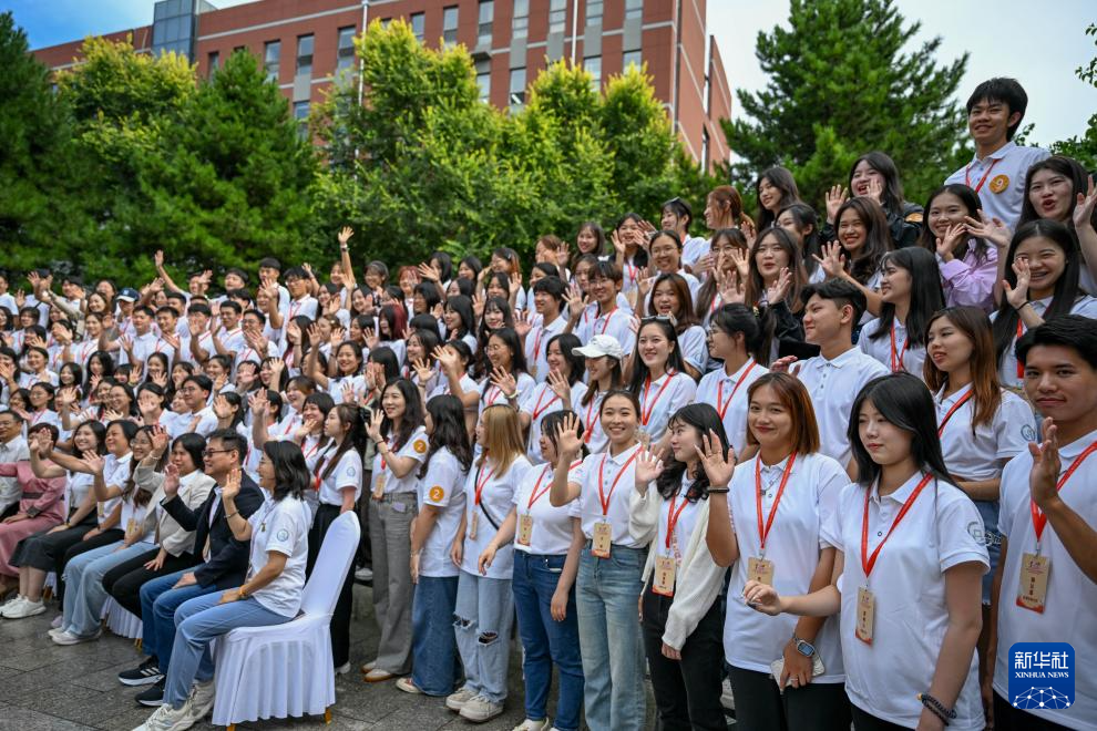 必威第三十届海峡两岸大学生新闻营在内蒙古启动(图2)