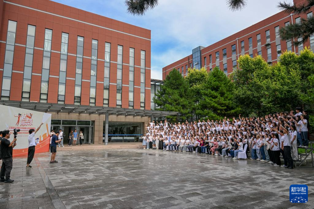 必威第三十届海峡两岸大学生新闻营在内蒙古启动(图3)