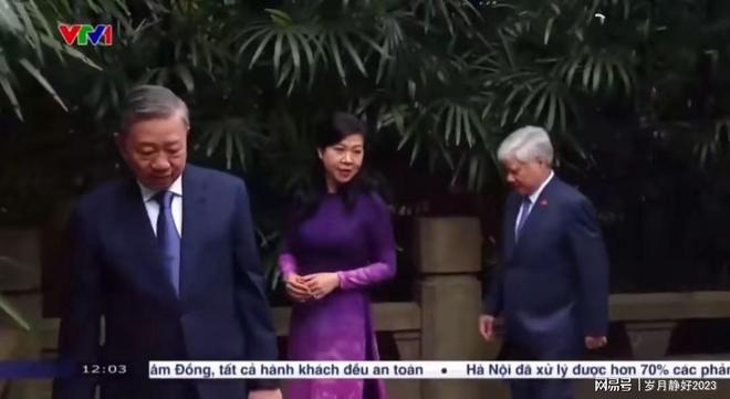 必威被苏林夫人惊艳了！穿传统服饰戴珍珠戒指、长得唇红齿白确实美(图4)