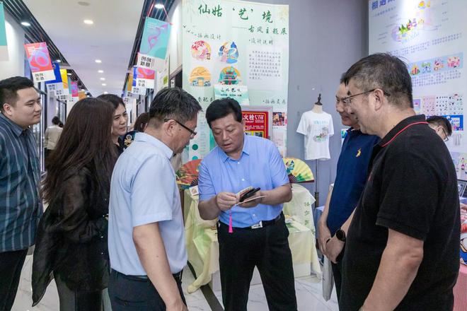 必威视觉盛宴！威海职业学院毕业生服装设计作品展演举行(图4)