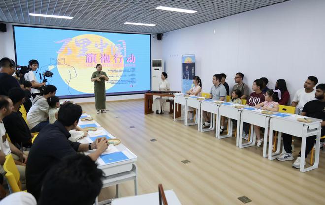 必威“知绣”“懂染”“学织” 中外青少年共赴旗袍服饰文化体验之旅(图2)