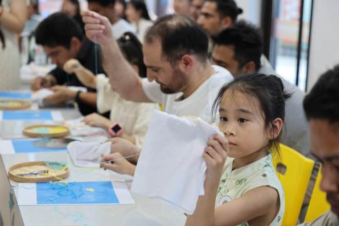 必威“知绣”“懂染”“学织” 中外青少年共赴旗袍服饰文化体验之旅(图3)